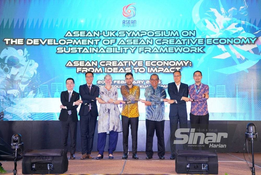 Khairul Firdaus (tengah) bergambar bersama tetamu kehormat pada Simposium ASEAN-UK mengenai Pembangunan Rangka Kerja Kelestarian Ekonomi Kreatif ASEAN di Kuala Lumpur pada Khamis. Foto SINAR HARIAN/MOHD HALIM ABDUL WAHID