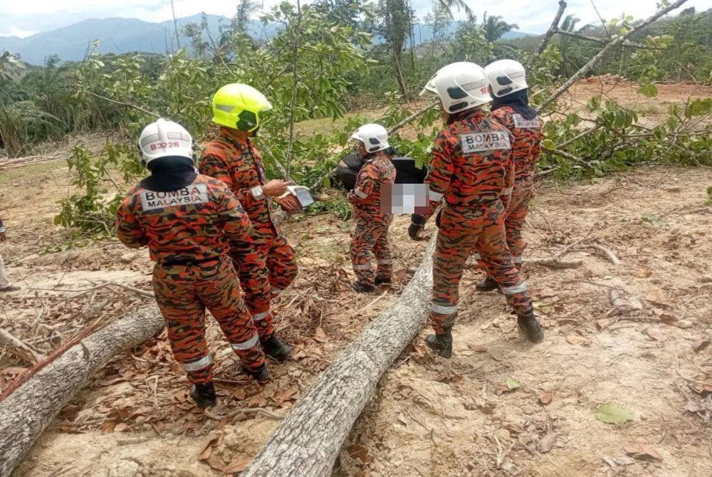 Mangsa mengalami kecederaan serius di bahagian kepala dan disahkan meninggal dunia oleh pegawai perubatan KKM. Foto BOMBA