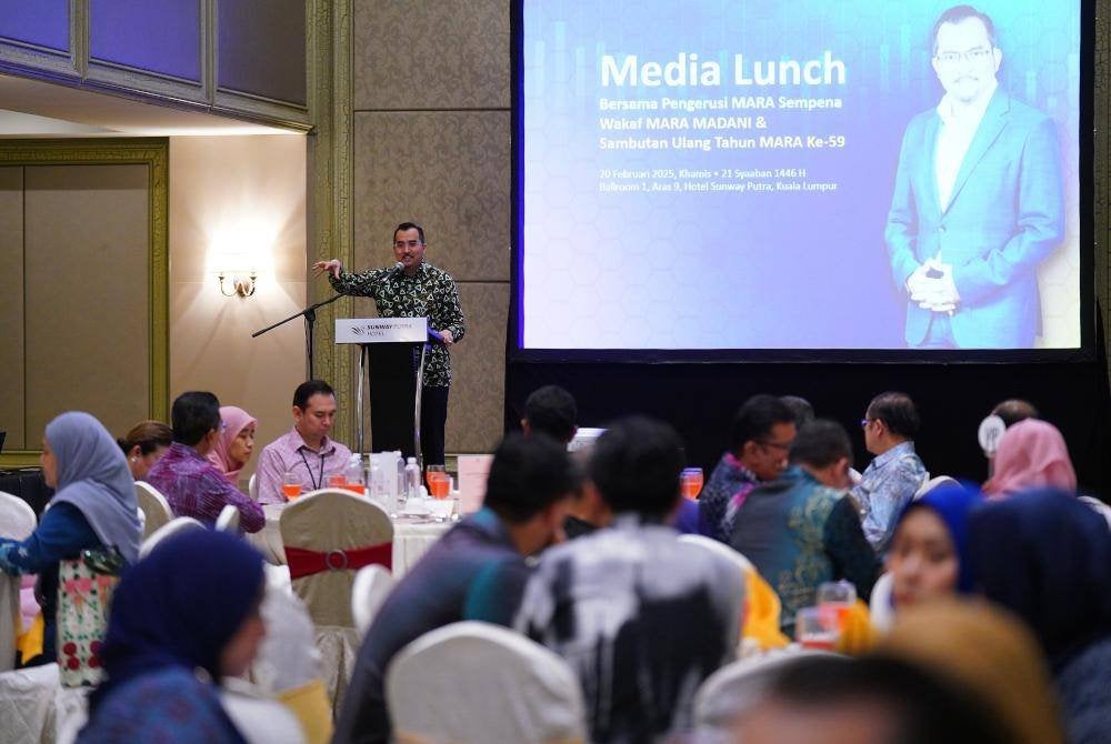 Asyraf Wajdi ketika berucap semasa Majlis Makan Tengah Hari bersama Media dan Pengerusi MARA, Datuk Dr Asyraf Wajdi Dusuki sempena Peluncuran Wakaf Mara Madani dan Sambutan Ulang Tahun MARA Ke-59 pada Khamis.