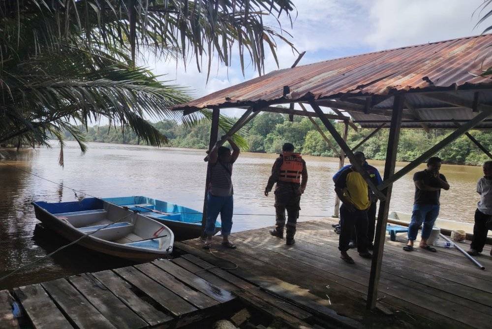 Operasi pencarian dilakukan di sekitar sungai dan di permukaan air dengan bantuan bot penduduk kampung. Foto JBPM Pahang