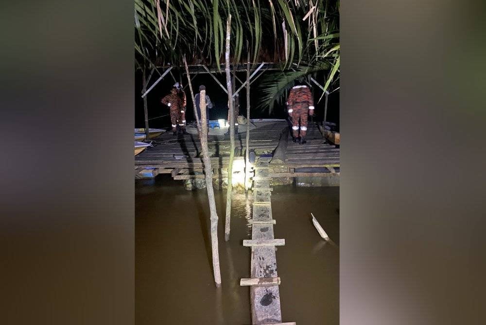 Anggota bomba melakukan pencarian di kawasan jeti lokasi mangsa disyaki terjatuh. Foto JBPM Pahang