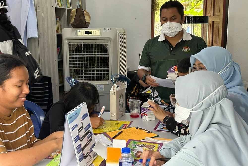 KKM sedang menjalankan saringan ke atas penduduk kampung terlibat.