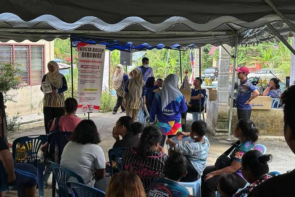 KKM sedang menjalankan saringan ke atas penduduk kampung terlibat.