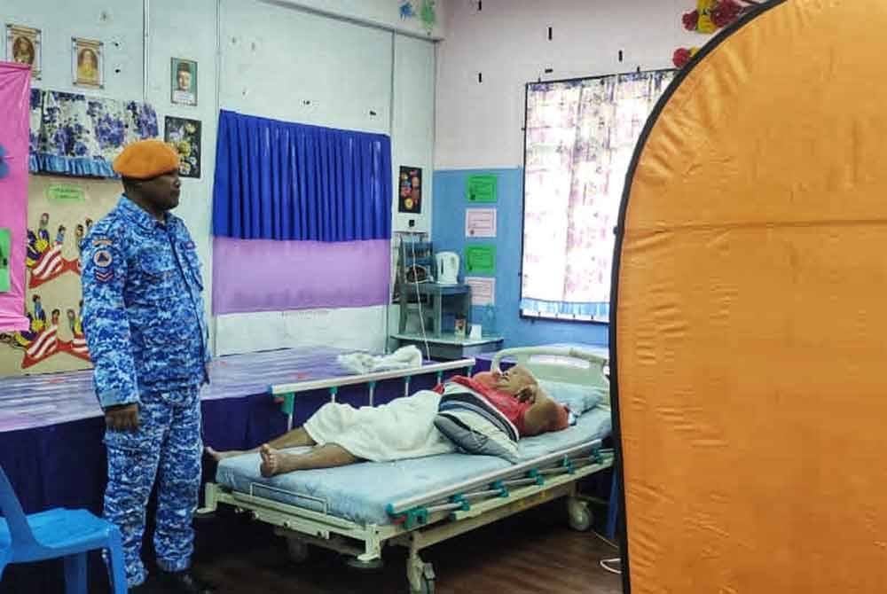 APM Temerloh membantu mangsa di PPS selepas 47 dipindahkan ke SK Lanchang. - Foto: APM