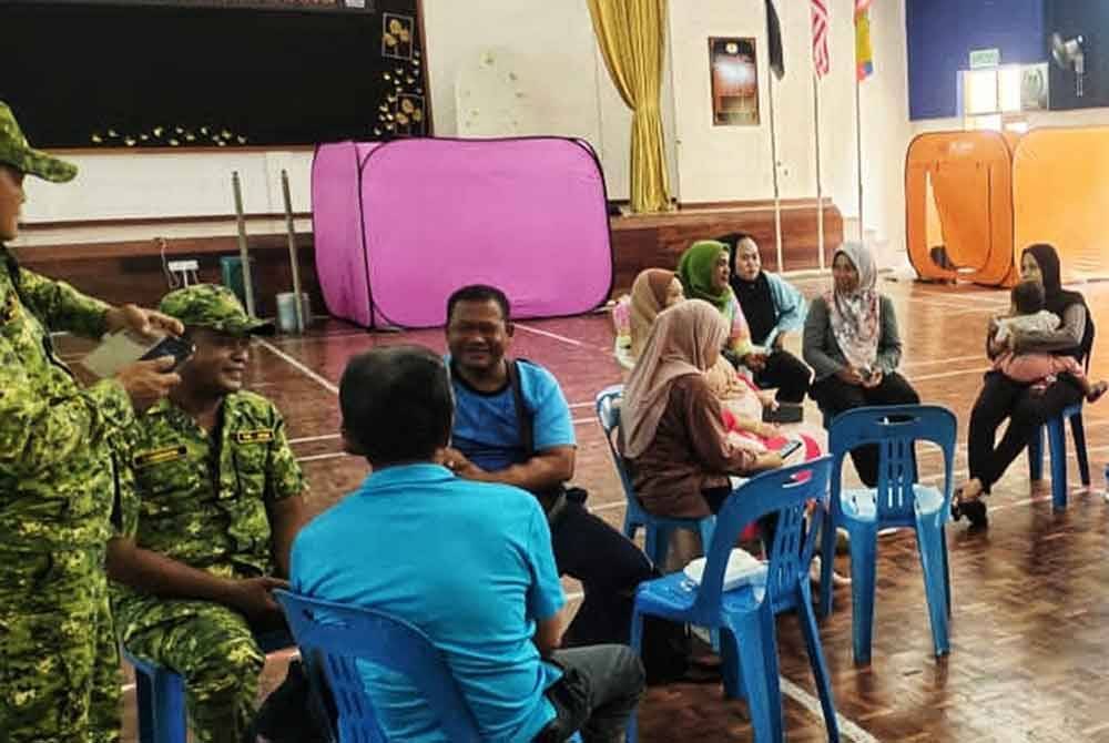 Penduduk kampung yang terjejas ditempatkan di PPS, SK Lanchang pada Khamis. - Foto: APM