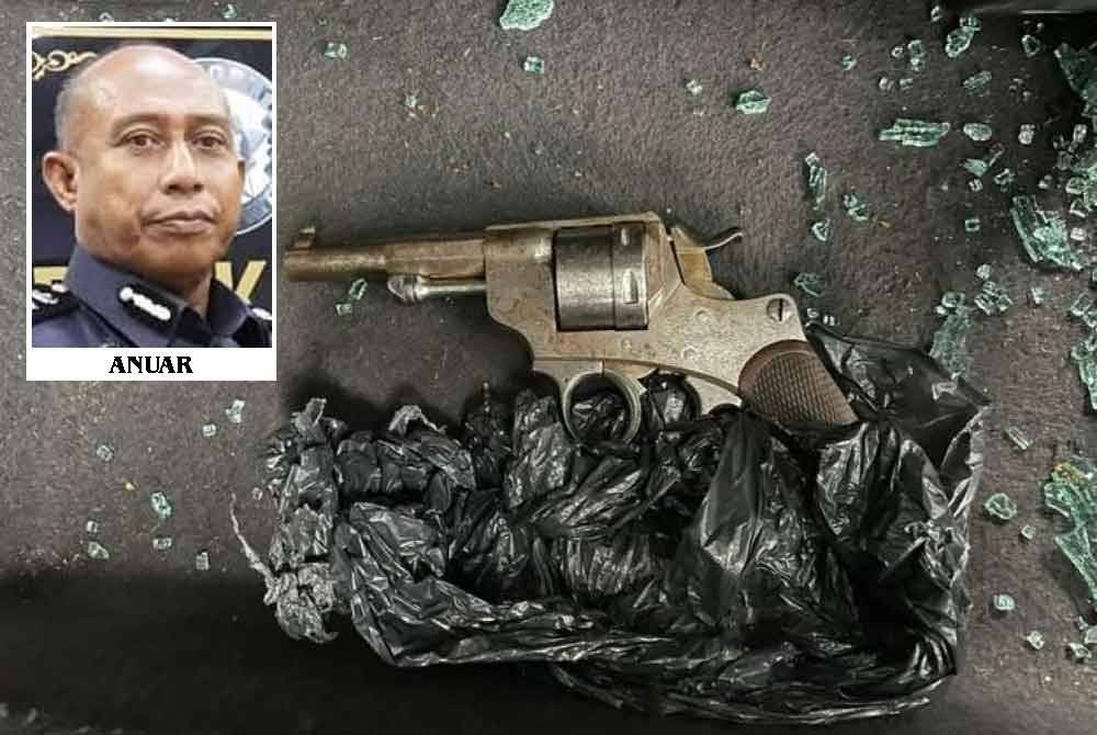 Seorang pekerja pembersihan menemui sepucuk pistol ketika sedang melakukan kerja-kerja pembersihan di kawasan belakang Medan Selera, Pantai Bersih pada pagi Rabu - Gambar hiasan