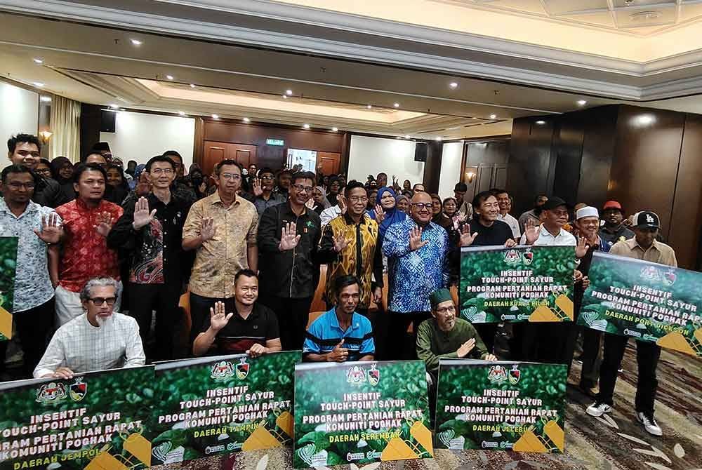 Jalaluddin (tengah, berdiri) pada Majlis Perasmian Seminar Teknikal Sayur-Sayuran dan Jom Bertani 2025