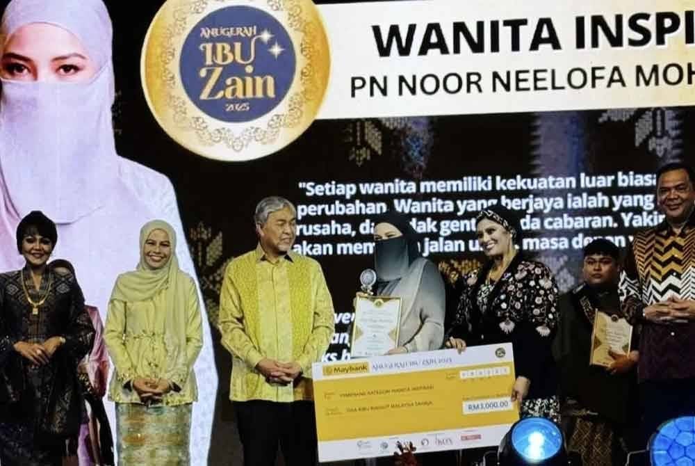 Neelofa menerima Anugerah Wanita Inspirasi di The Muslim World Women’s Summit: Voices of H.E.R Festival & Anugerah Ibu Zain 2025 yang berlangsung di Dewan Merdeka, Pusat Dagangan Dunia Kuala Lumpur pada Rabu.