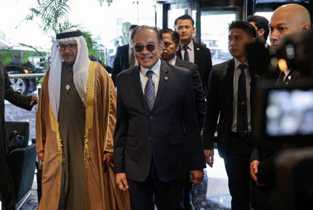 Anwar diiringi Shaikh Salman (kiri) ketika di Bahrain. Foto Bernama