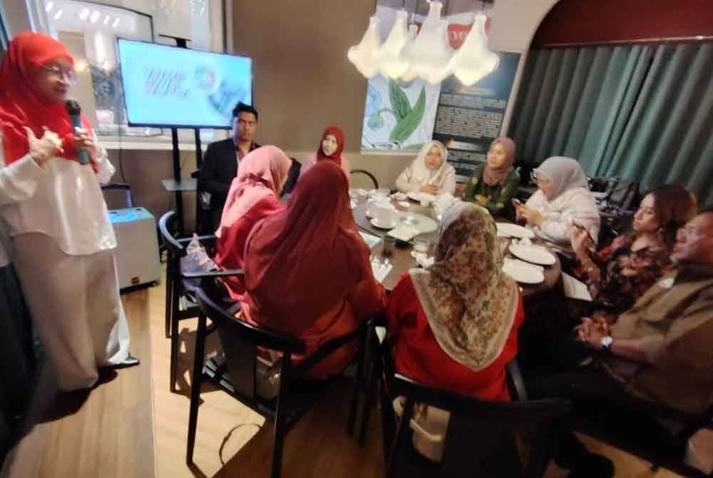 Sharmila (kiri) ketika menyampaikan ucapan pada sesi pertemuan bersama pengamal media di Bangsar pada Khamis.