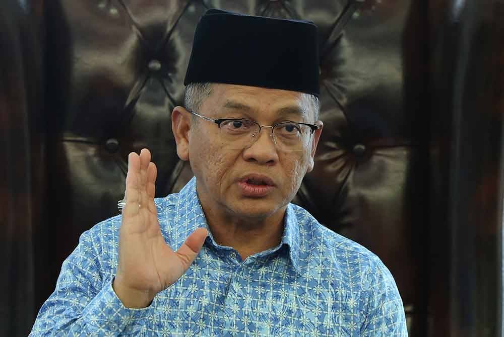 Mohd Na'im bercakap kepada pemberita ketika sidang akhbar selepas menerima kunjungan hormat Imam Besar Masjid Al-Aqsa, Sheikh Dr Ekrima Said Sabri di pejabatnya hari ini. - Foto: Bernama