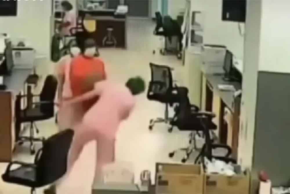 Rakaman CCTV menunjukkan seorang lelaki menampar jururawat di Hospital Rayong. - Agensi