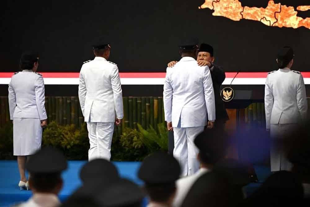 Majlis pelantikan melibatkan gabenor, bupati dan datuk bandar didahului dengan perarakan dari kawasan Monumen Nasional ke kompleks istana berpakaian seragam putih dalam formasi berbaris. Foto Agensi
