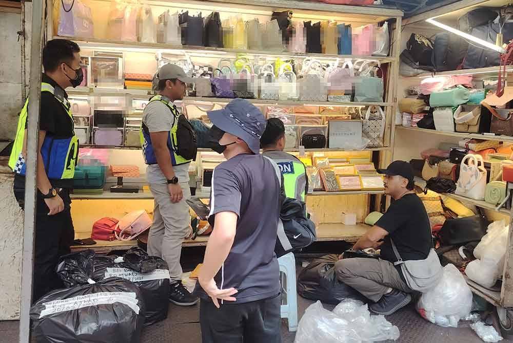 KPDN menjalankan pemeriksaan ke atas salah sebuah gerai disyaki menjual barang tiruan di Jalan Petaling, Kuala Lumpur pada Khamis.