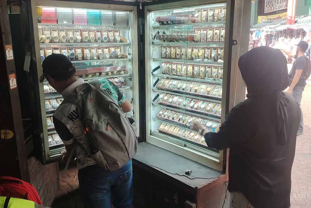 Antara jam disyaki tiruan yang dirampas KPDN dalam serbuan di Jalan Petaling, Kuala Lumpur pada Khamis.