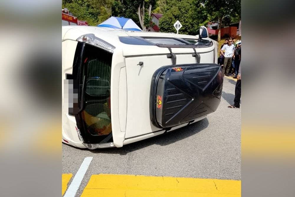 Keadaan sebuah kereta yang terbalik setelah terlibat dalam satu kemalangan jalan raya di hadapan SK Putrajaya Presint 11 (1), Putrajaya pada Khamis. Foto JBPM