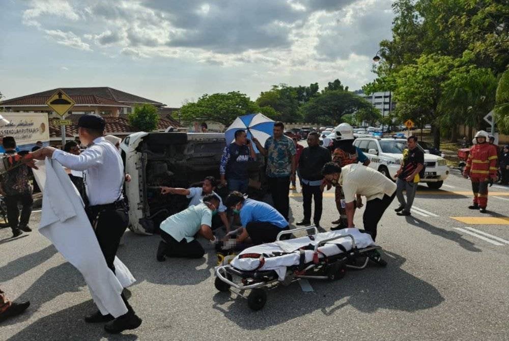 Anggota petugas KKM melakukan operasi menyelamat seorang kanak-kanak terlibat dalam satu kemalangan jalan raya di hadapan SK Putrajaya Presint 11 (1), Putrajaya pada Khamis. Foto JBPM