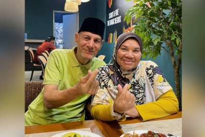 Rus Sakinah bersama suami, Nabil Mabrouk mendirikan rumah tangga pada 1992 yang kini sudah memasuki usia 33 tahun.