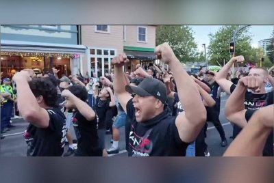 Mereka mempersembahkan tarian Haka sebagai satu bentuk protes. Agensi