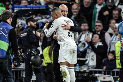 Mbappe (kanan) dan Guardiola selepas perlawanan di Santiago Bernabeu. Foto: Agensi