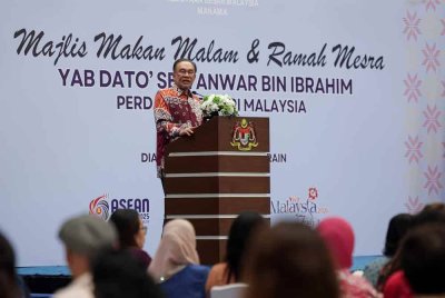Anwar menyampaikan ucapan pada Majlis Makan Malam dan Ramah Mesra bersama Diaspora Malaysia di Bahrain di The Ritz Carlton pada Rabu. Foto Bernama