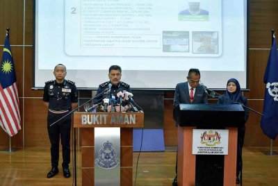 Azmi (dua dari kiri) ketika sidang akhbar di Menara Bukit Aman pada Khamis. FOTO: BERNAMA