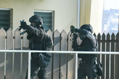 Pasukan penggempur daripada 21 Grup Gerak Khas melakukan serbuan ke lokasi kejadian pencerobohan pengganas di Pelabuhan Utara, Klang, Selangor bagi menyelamatkan mangsa yang diserang menggunakan senjata kimia. Foto Tentera Darat Malaysia (TDM).