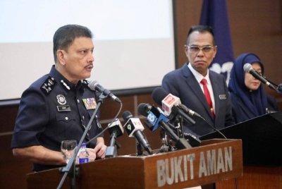 Azmi (kiri) ketika sidang akhbar di Bukit Aman pada Khamis.