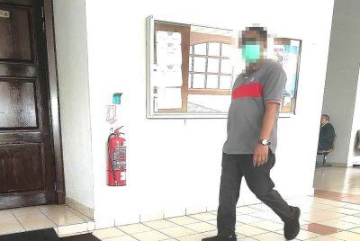 Pemandu ambulans didakwa bersetubuh dengan anak tiri perempuannya tiga tahun lalu