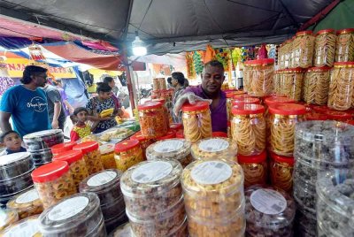 Kerajaan memberi pengecualian daripada pengeluaran e-Invois kepada peniaga kecil yang mempunyai jualan tahunan di bawah nilai ambang RM150,000. Gambar hiasan