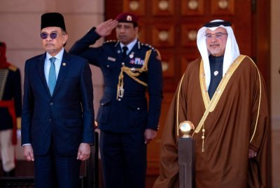 Anwar (kiri) menghadap Putera Mahkota yang juga Perdana Menteri Bahrain, Putera Salman Hamad Al Khalifa (kanan) di Istana Gudaibiya pada Rabu. Foto Bernama