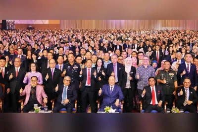 Hajiji (tengah, duduk) bersama ribuan penjawat awam sempena Majlis Amanat Tahun Baharu 2025 Ketua Menteri Berdama Penjawat Awam di SICC Kota Kinabalu.