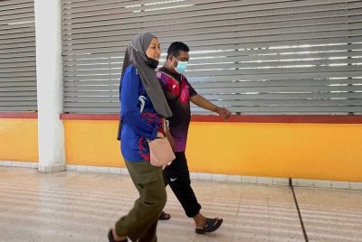 Mohamad Fakhruddin dan Nuraini berjalan menuju ke PICU HPP selepas dipanggil doktor.