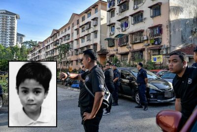 Hakim dan semua pihak terlibat dalam perbicaraan kes pengabaian dihadapi ibu bapa Zayn Rayyan Abdul Matin hari ini, melawat lokasi kejadian kanak-kanak autistik itu ditemukan di aliran anak sungai berhampiran rumahnya di Apartment Idaman, Damansara Damai pada 6 Disember 2023. Foto Bernama