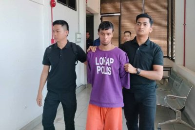 Molla (tengah) berdepan pertuduhan membunuh rakan sekerja di Mahkamah Majistret Batu Pahat.