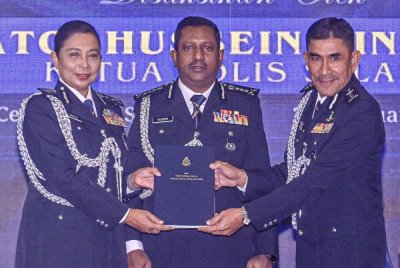 Hussein (tengah) menyaksikan majlis serah terima tugas antara Mohd Zaini (kanan) yang dilantik sebagai Timbalan Ketua Polis Selangor menggantikan Sasikala Devi pada Khamis.