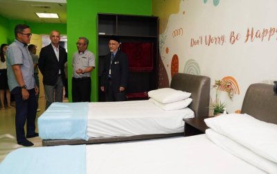 Dari kanan: Shamsul, Nasri, Abdulrahman dan Azmir membuat lawatan di sekitar RMH-HTA bagi melihat fasiliti dan kemudahan yang disediakan.