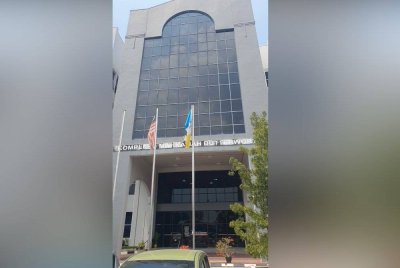 Tertuduh didakwa di Mahkamah Butterworth kerana mencederakan anggota polis pada 16 Februari lalu.