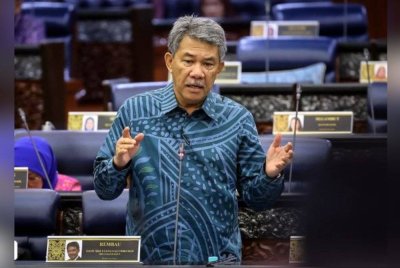 Mohamad ketika sesi soal jawab sempena Mesyuarat Pertama Penggal Keempat Parlimen ke-15 Dewan Rakyat di Bangunan Parlimen hari ini. Foto Bernama