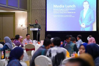 Asyraf Wajdi ketika berucap semasa Majlis Makan Tengah Hari bersama Media dan Pengerusi MARA, Datuk Dr Asyraf Wajdi Dusuki sempena Peluncuran Wakaf Mara Madani dan Sambutan Ulang Tahun MARA Ke-59 pada Khamis.