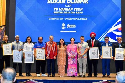 Hannah Yeoh (tengah) bergambar bersama wakil-wakil persatuan sukan yang terlibat pada program Bengkel Pembangunan Sukan Olimpik di sebuah hotel hari ini. Foto Bernama