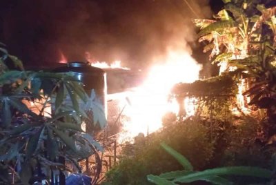 Kebakaran rumah teres dua tingkat di Taman Lazenda Villa 2 yang mengorbankan empat sekeluarga. 