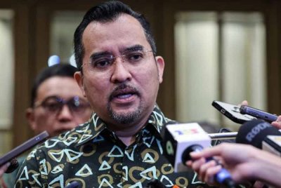 Dr Asyraf Wajdi Dusuki menjawab pertanyaan selepas majlis makan tengah hari bersama media bersempena peluncuran wakaf MARA MADANI dan sambutan Ulang Tahun Mara Ke- 59 hari ini. Foto Bernama