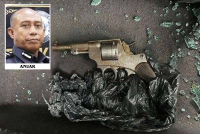 Seorang pekerja pembersihan menemui sepucuk pistol ketika sedang melakukan kerja-kerja pembersihan di kawasan belakang Medan Selera, Pantai Bersih pada pagi Rabu - Gambar hiasan