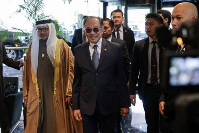 Anwar diiringi Shaikh Salman (kiri) ketika di Bahrain. Foto Bernama