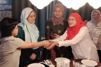 Sharmila (kanan) mengadakan pertemuan bersama pengamal media di Bangsar pada Khamis.