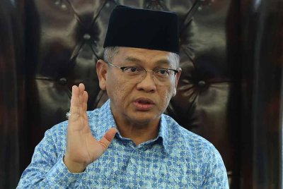 Mohd Na'im bercakap kepada pemberita ketika sidang akhbar selepas menerima kunjungan hormat Imam Besar Masjid Al-Aqsa, Sheikh Dr Ekrima Said Sabri di pejabatnya hari ini. - Foto: Bernama
