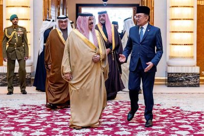 Anwar menghadap Raja Bahrain Raja Hamad Isa Al Khalifa, di Istana Sakhir hari ini sebagai sebahagian daripada lawatan rasmi beliau ke negara itu. - Foto: Bernama