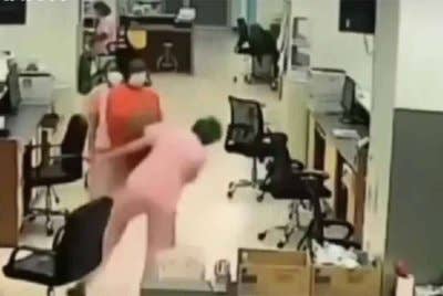 Rakaman CCTV menunjukkan seorang lelaki menampar jururawat di Hospital Rayong. - Agensi