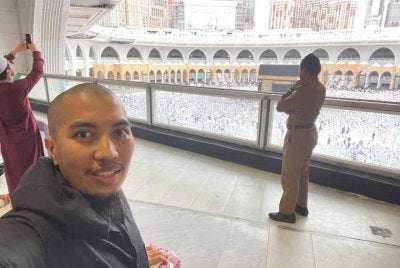 
MUHAMMAD FAWWAZ yang menguruskan perjalanan urusan umrahnya sendiri memilih untuk beriktikaf di dalam Masjidil Haram bagi memudahkan perjalanan ibadahnya. -Foto: IHSAN MUHAMMAD FAWWAZ AMINUDDIN 